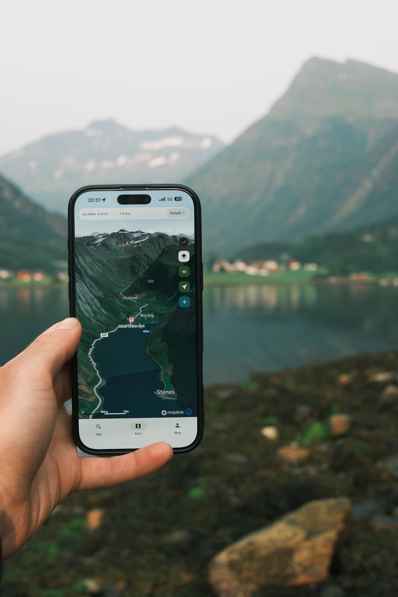 Explore the terrain in 3D